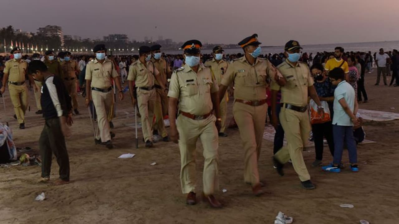 देश मे 167 लोगों ने खड़ा किया कोरोना का संकट! प्रशासन के हाथ पांव फूले, इन्हें खोजने में लगी पुलिस देश मे 167 लोगों ने खड़ा किया कोरोना का संकट! प्रशासन के हाथ पांव फूले, इन्हें खोजने में लगी पुलिस