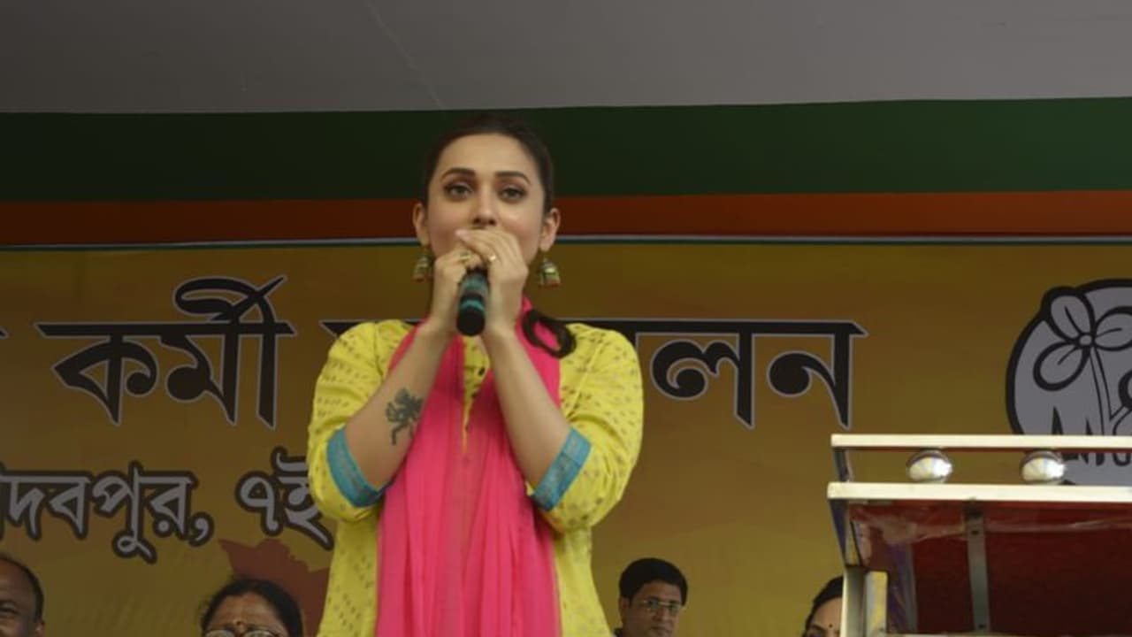 মিমিকে ইশারা করে অশ্লীল অঙ্গভঙ্গি, উচিত শিক্ষা দিতেই ঘোর বিপাকে ট্যাক্সি চালক মিমিকে ইশারা করে অশ্লীল অঙ্গভঙ্গি, উচিত শিক্ষা দিতেই ঘোর বিপাকে ট্যাক্সি চালক