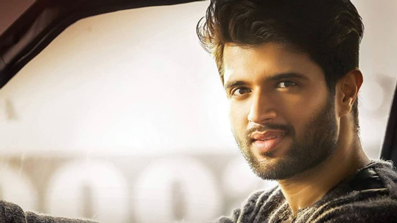 புதுமையாக யோசித்த விஜய் தேவரகொண்டா... கொரோனா நிவாரணத்திற்கு ரூ.1.30 கோடி நிதி உதவி...! புதுமையாக யோசித்த விஜய் தேவரகொண்டா... கொரோனா நிவாரணத்திற்கு ரூ.1.30 கோடி நிதி உதவி...!