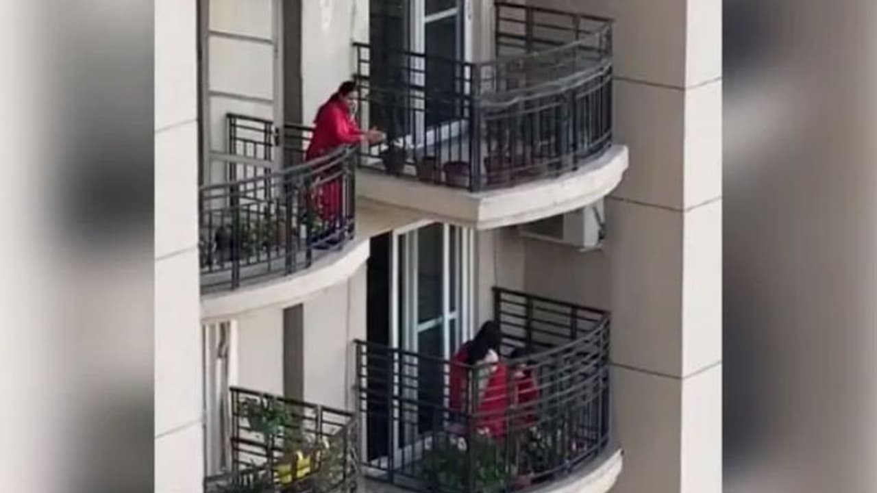 'നമ്മള്‍ അതിജീവിക്കും'; ബാല്‍ക്കണികളില്‍ നിന്ന് ഒരുമിച്ച് പാടി ഫ്‌ളാറ്റിലെ താമസക്കാര്‍...