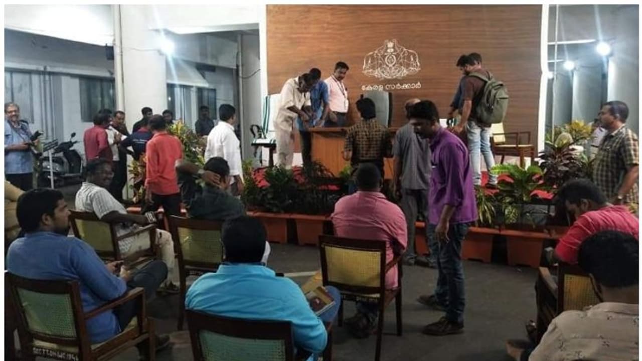 സെക്രട്ടേറിയറ്റിന് മുറ്റത്ത് കസേരകൾ നിരത്തി മാധ്യമങ്ങളെ കണ്ട് മുഖ്യമന്ത്രി; ഇതാ കേരള മോഡൽ സെക്രട്ടേറിയറ്റിന് മുറ്റത്ത് കസേരകൾ നിരത്തി മാധ്യമങ്ങളെ കണ്ട് മുഖ്യമന്ത്രി; ഇതാ കേരള മോഡൽ