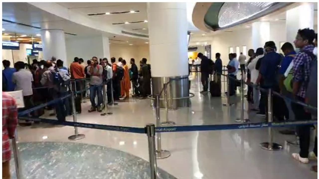 മസ്കത്ത് വിമാനത്താവളത്തില് കുടുങ്ങിയവരെ പുലര്ച്ചെ തിരികെ കേരളത്തിലെത്തിക്കും മസ്കത്ത് വിമാനത്താവളത്തില് കുടുങ്ങിയവരെ പുലര്ച്ചെ തിരികെ കേരളത്തിലെത്തിക്കും