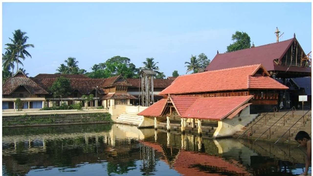 മലബാര്‍ ദേവസ്വം ബോര്‍ഡിന് കീഴിലെ ക്ഷേത്രങ്ങളില്‍ ഭക്തജനങ്ങള്‍ക്ക് വിലക്കേര്‍പ്പെടുത്തി