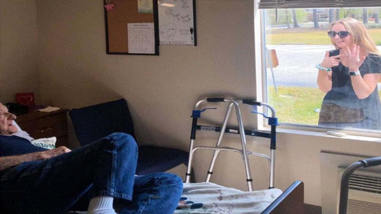 দাদু আটকে রয়েছেন নার্সিংহোমে, নিজের বাগদানের কথা জানাতে জানলাই ভরসা তরুণীর, হৃদয় ছুঁল ছবি দাদু আটকে রয়েছেন নার্সিংহোমে, নিজের বাগদানের কথা জানাতে জানলাই ভরসা তরুণীর, হৃদয় ছুঁল ছবি