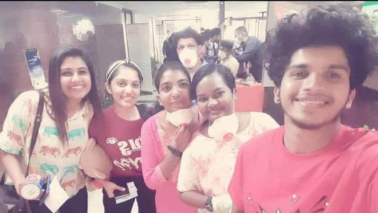 ബിഗ്ബോസ് താരങ്ങള്‍ വീട്ടിന് പുറത്തെത്തി; വിമാനതാവളത്തില്‍ നിന്നും സെല്‍ഫി