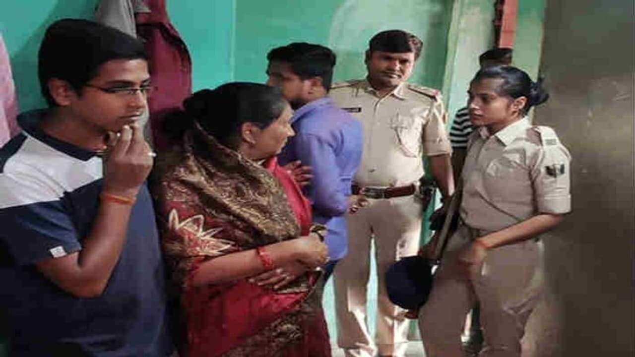 बहन की हत्या कर भाई ने पुलिस को किया फोन, 'मैंने दीदी को मार डाला, चौकी पर रखी है लाश' बहन की हत्या कर भाई ने पुलिस को किया फोन, 'मैंने दीदी को मार डाला, चौकी पर रखी है लाश'