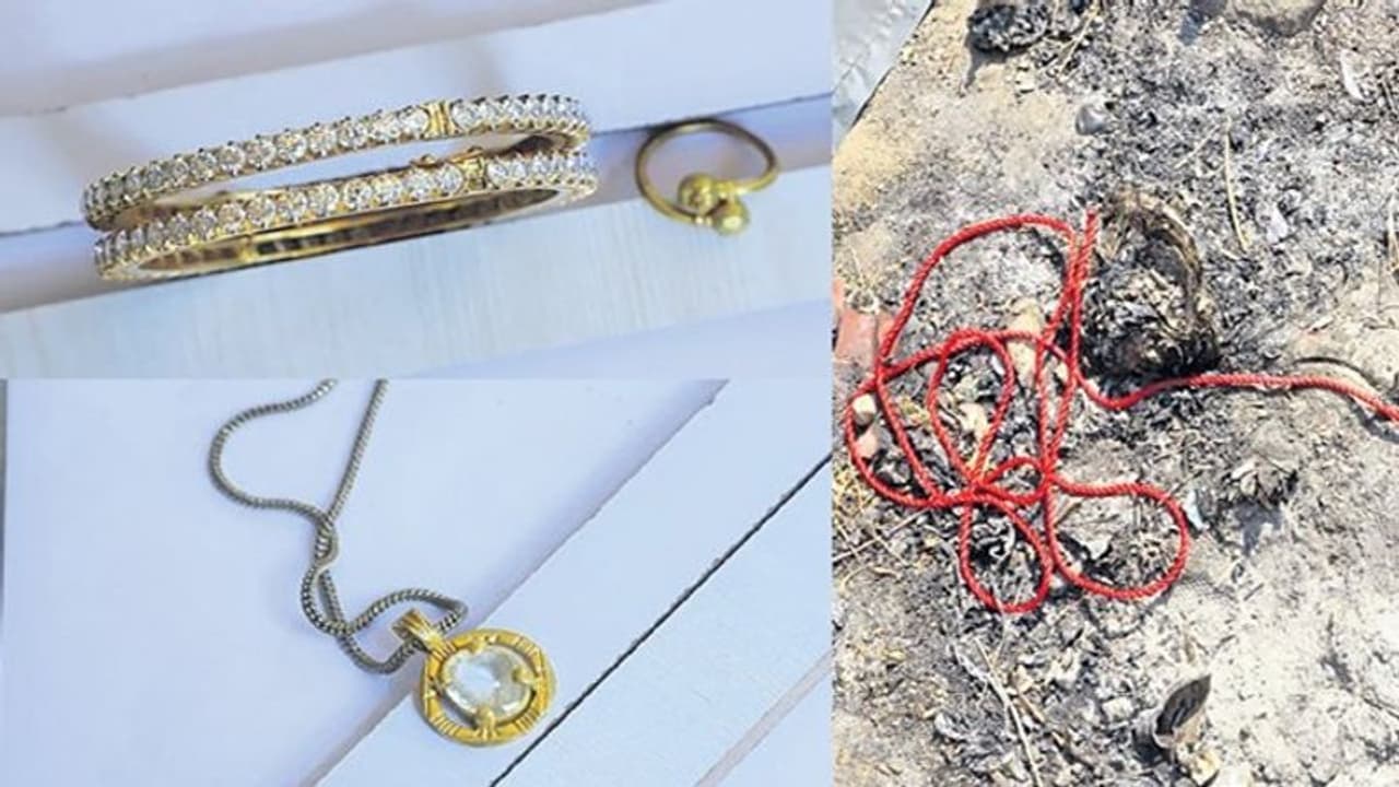 చేవెళ్ల వంతెన కింద నగ్నంగా మహిళ శవం: కేసులో పురోగతి, దొరికిన క్లూ చేవెళ్ల వంతెన కింద నగ్నంగా మహిళ శవం: కేసులో పురోగతి, దొరికిన క్లూ