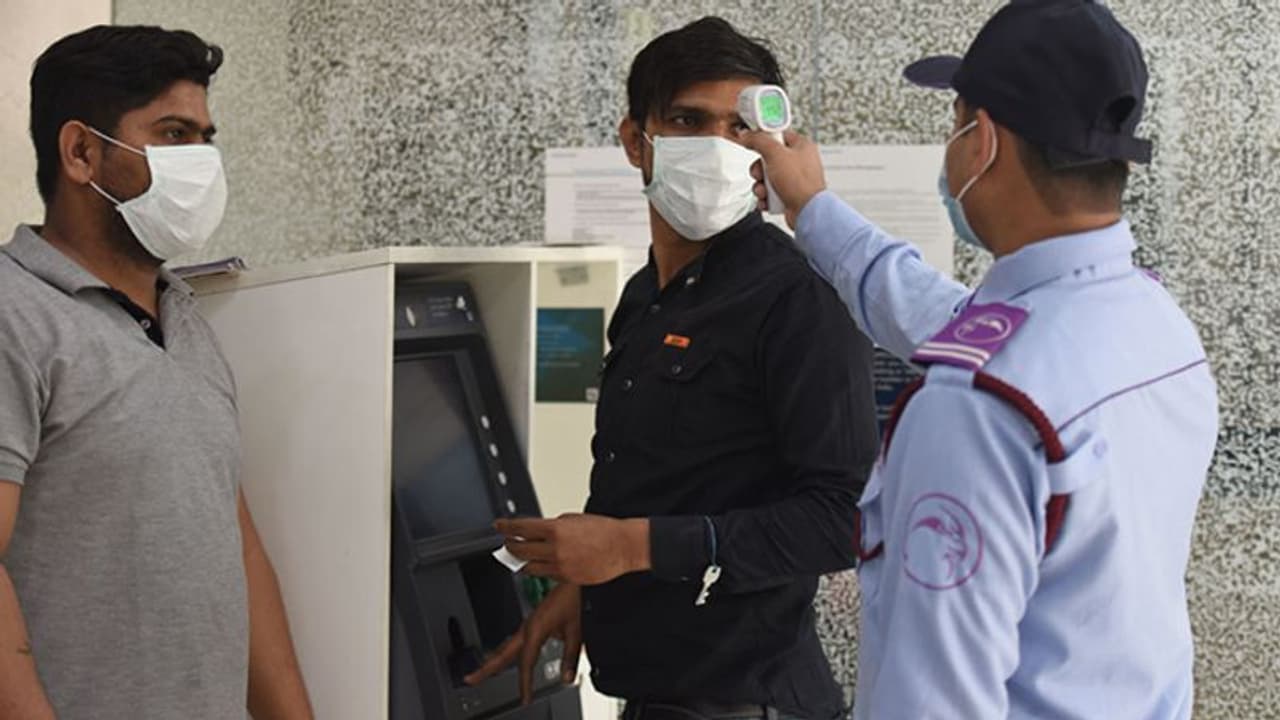 லீவு விட்டதே "தனிமைப்படுத்த தான்" ஊர் ஊரா சுற்ற அல்ல..! கிண்டலாக நினைத்தால்.."கொரோனா" உறுதி..! லீவு விட்டதே "தனிமைப்படுத்த தான்" ஊர் ஊரா சுற்ற அல்ல..! கிண்டலாக நினைத்தால்.."கொரோனா" உறுதி..!