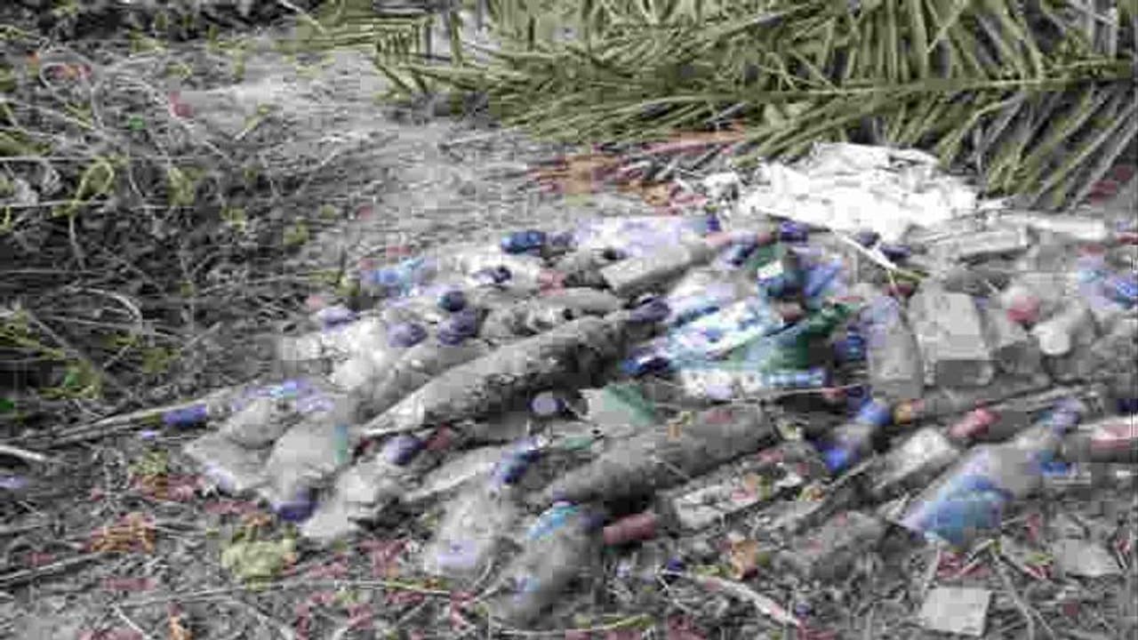 क्रब से निकली शराब की सैकड़ों बोतलें, बिहार में चूहों के बाद अब मुर्दे भी पीने लगे शराब, लोग हैरान क्रब से निकली शराब की सैकड़ों बोतलें, बिहार में चूहों के बाद अब मुर्दे भी पीने लगे शराब, लोग हैरान