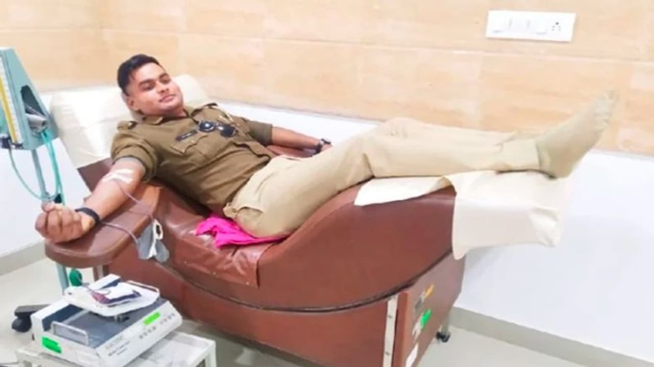 अस्पताल में जिंदगी और मौत से जंग लड़ रही थी महिला, 100 किमी दूर से पुलिस वाले ने फरिश्ता बन बचाई जान अस्पताल में जिंदगी और मौत से जंग लड़ रही थी महिला, 100 किमी दूर से पुलिस वाले ने फरिश्ता बन बचाई जान