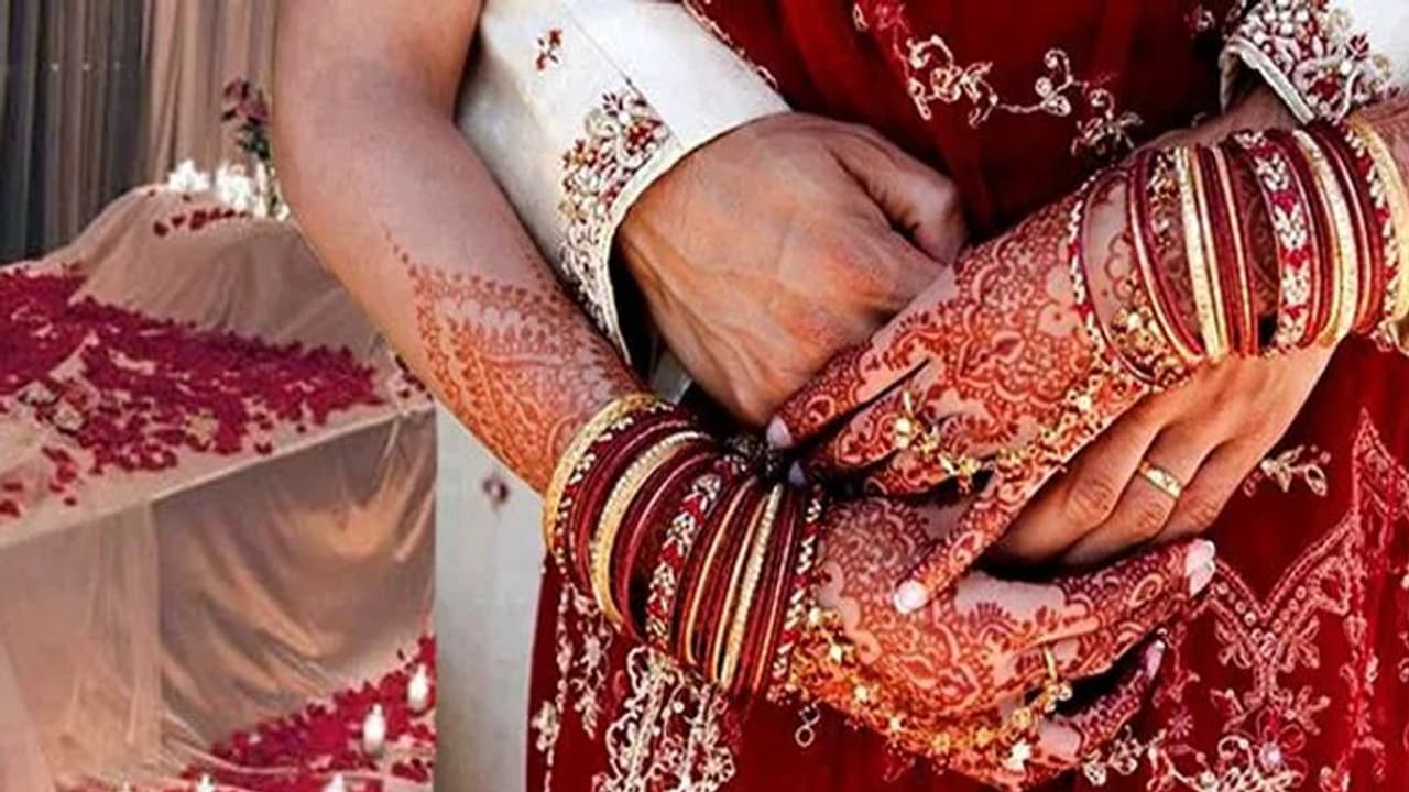 కరోనా ఎఫెక్ట్: వెయ్యి మందికి ఏర్పాట్లు, 8 మందితోనే పెళ్లి కరోనా ఎఫెక్ట్: వెయ్యి మందికి ఏర్పాట్లు, 8 మందితోనే పెళ్లి