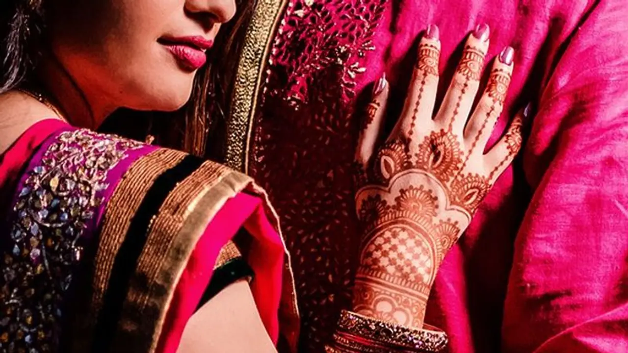 கொரோனா முகாமில் இருந்து தப்பி ஓடி காதலியை கரம் பிடித்த வாலிபர்..! விபரீதம் புரியாமல் விளையாட்டு..!