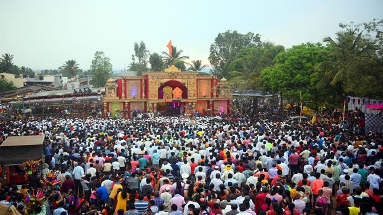 ಕೊರೋನಾ ಭೀತಿ ಮಧ್ಯೆ ಮಹಾಲಕ್ಷ್ಮಿ ದೇವಿ ಜಾತ್ರೆ: ಸಾವಿರಾರು ಭಕ್ತರು ಭಾಗಿ