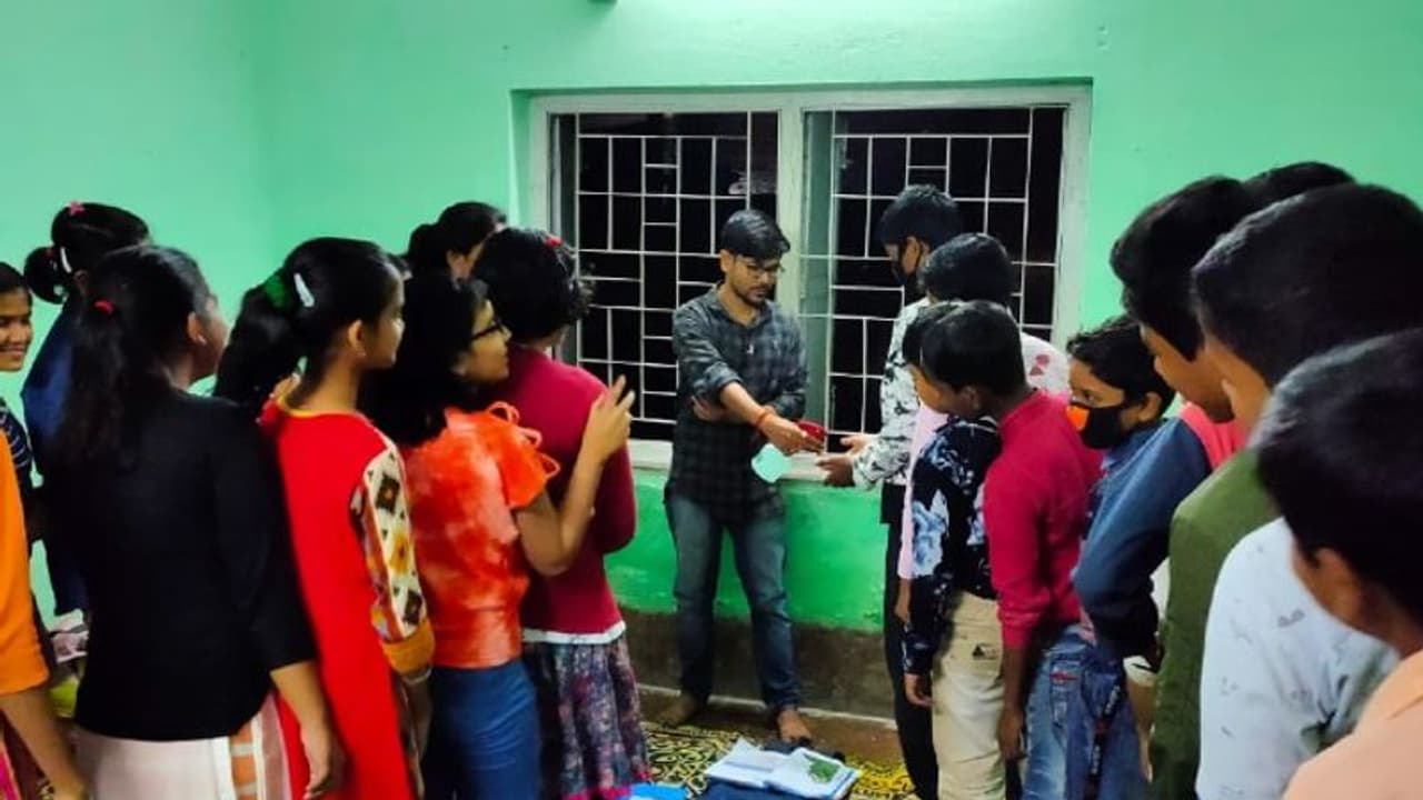 ঘরোয়া পদ্ধতিতে স্যানিটাইজার, করোনা আতঙ্কে দিশা দেখাচ্ছে রায়গঞ্জের পড়ুয়ারা ঘরোয়া পদ্ধতিতে স্যানিটাইজার, করোনা আতঙ্কে দিশা দেখাচ্ছে রায়গঞ্জের পড়ুয়ারা