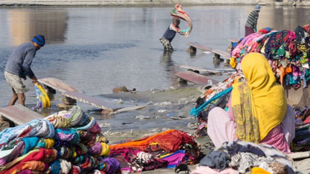 వెంటాడుతున్న కరోనా భయం.. అమ్మో వాళ్ల బట్టలు ఉతికేది లేదంటున్న ధోబీలు వెంటాడుతున్న కరోనా భయం.. అమ్మో వాళ్ల బట్టలు ఉతికేది లేదంటున్న ధోబీలు