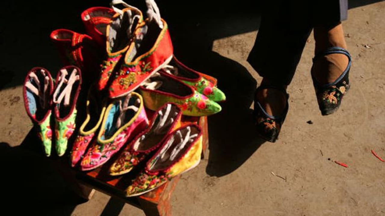 താമരപോലെയാവാന്‍ കാലുകള്‍ ഒടിച്ചുമടക്കി ഷൂവിനുള്ളിലാക്കും, വേദന തിന്നുതീര്‍ത്ത് പെണ്‍കുട്ടികള്‍