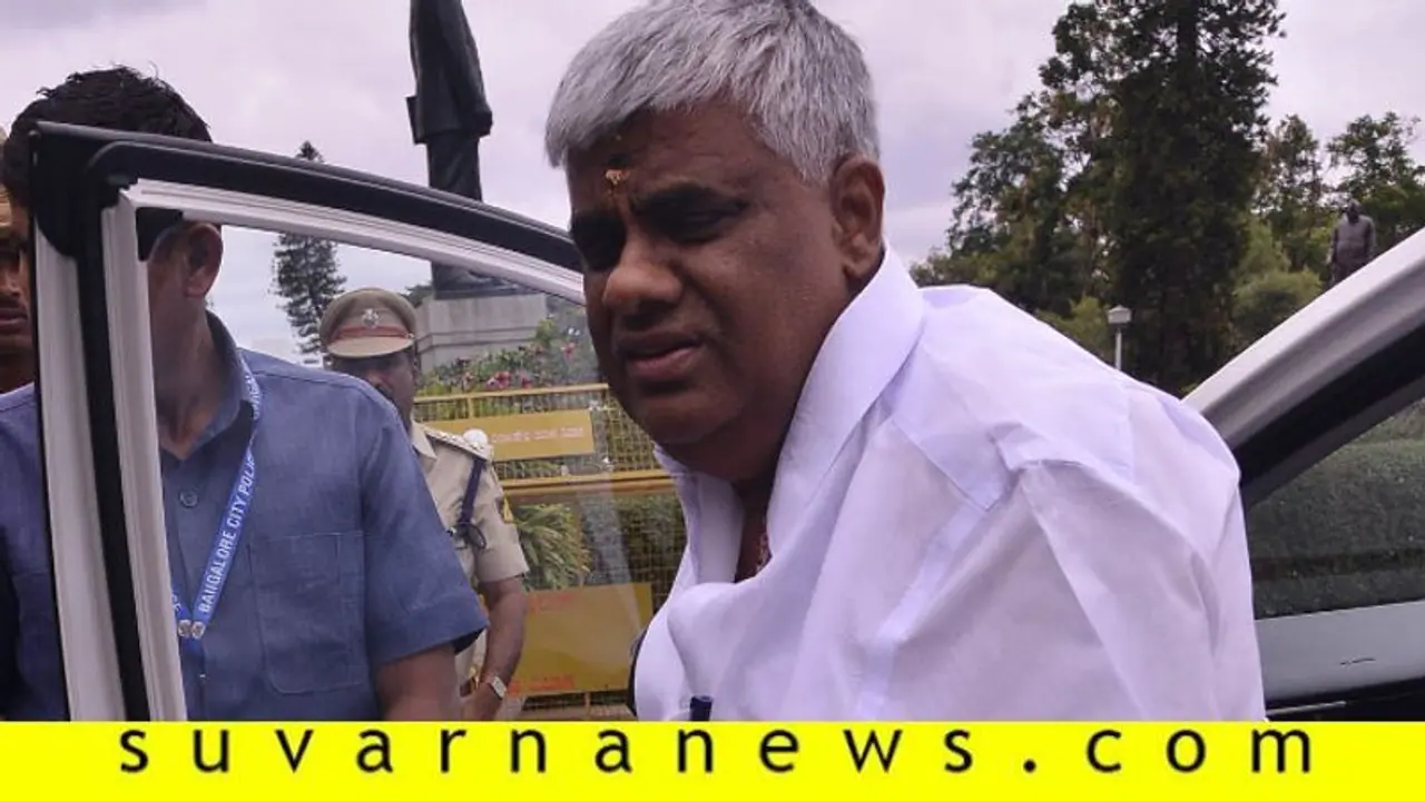 ಚುನಾವಣಾ ಆಯೋಗ ಸರ್ಕಾರದ ಕೈಗೊಂಬೆಯಾಗಿ ವರ್ತಿಸುತ್ತಿದೆ: H D ರೇವಣ್ಣ