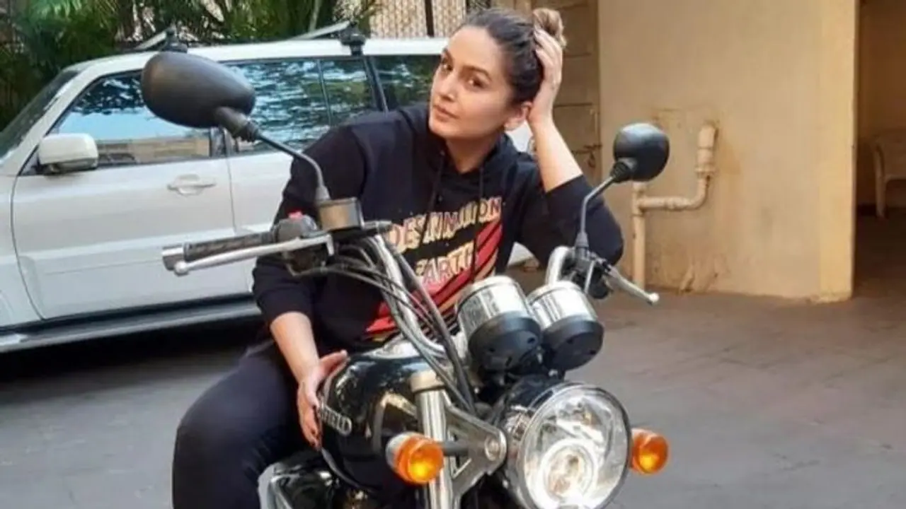 தல அஜித்திடம் கெத்து காட்டிய சூப்பர் ஸ்டார் ஹீரோயின்... பறந்து, பறந்து வெளுத்து வாங்கிட்டாங்களாம்...! தல அஜித்திடம் கெத்து காட்டிய சூப்பர் ஸ்டார் ஹீரோயின்... பறந்து, பறந்து வெளுத்து வாங்கிட்டாங்களாம்...!