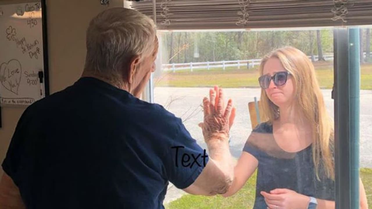 ചില്ലിനപ്പുറം നിന്ന് പ്രിയപ്പെട്ട മുത്തച്ഛനെ വിവാഹമോതിരം കാണിച്ചു;ഹൃദയം തൊടുന്ന ചിത്രങ്ങൾ ചില്ലിനപ്പുറം നിന്ന് പ്രിയപ്പെട്ട മുത്തച്ഛനെ വിവാഹമോതിരം കാണിച്ചു;ഹൃദയം തൊടുന്ന ചിത്രങ്ങൾ