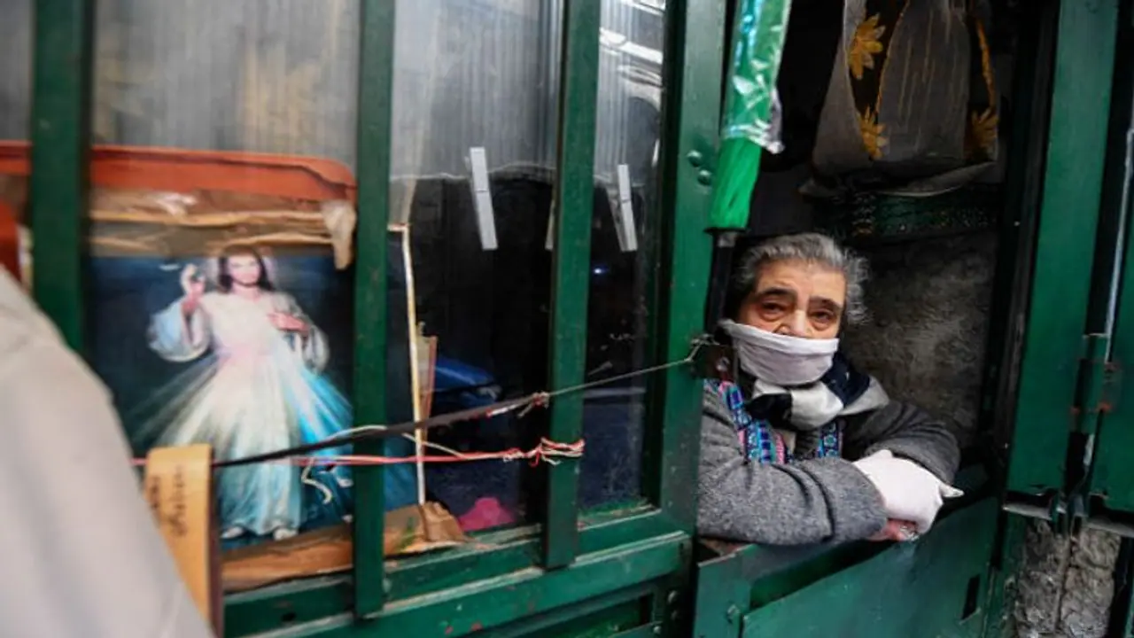 করোনা যুদ্ধ জয় করে নজির গড়লেন ১০৩ বছরের বৃদ্ধা, পিছিয়ে নেই এদেশের দুবাই ফেরত বৃদ্ধও করোনা যুদ্ধ জয় করে নজির গড়লেন ১০৩ বছরের বৃদ্ধা, পিছিয়ে নেই এদেশের দুবাই ফেরত বৃদ্ধও