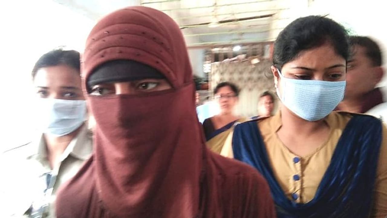 মনে বিষ ঢালাই ছিল কাজ, বাদু়ড়িয়ায় লস্করের 'লিঙ্কম্যান' ২১ বছরের যুবতী মনে বিষ ঢালাই ছিল কাজ, বাদু়ড়িয়ায় লস্করের 'লিঙ্কম্যান' ২১ বছরের যুবতী