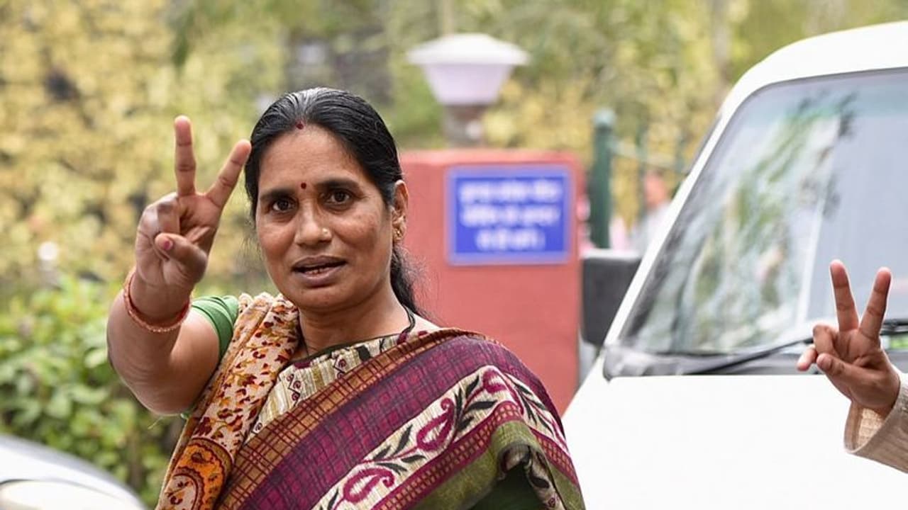 'ফিরেই মেয়ের ছবি জড়িয়ে ধরেছিলাম', লড়াই আজ শেষ নয়, আশা দেবী বলছেন শুরু 'ফিরেই মেয়ের ছবি জড়িয়ে ধরেছিলাম', লড়াই আজ শেষ নয়, আশা দেবী বলছেন শুরু