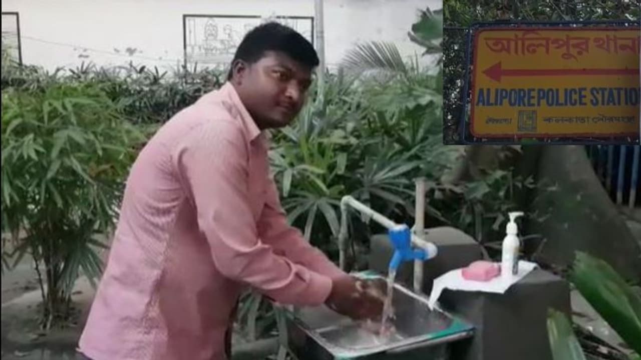 করোনার জের, মাস্ক স্যানিটাইজারের নিয়ম মেনে ব্য়বহার কলকাতার একাধিক থানায়