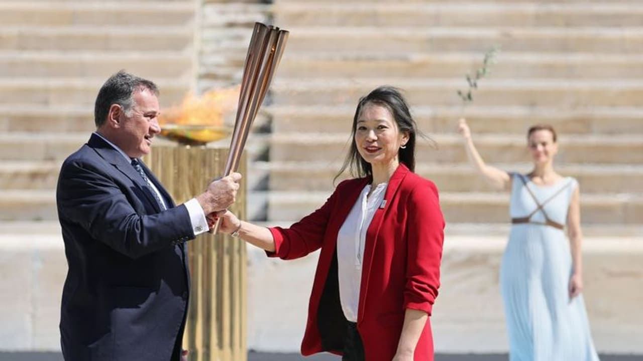 ടോക്കിയോ ഒളിംപിക്സിനുള്ള ദീപശിഖ ജപ്പാന് കൈമാറി ടോക്കിയോ ഒളിംപിക്സിനുള്ള ദീപശിഖ ജപ്പാന് കൈമാറി