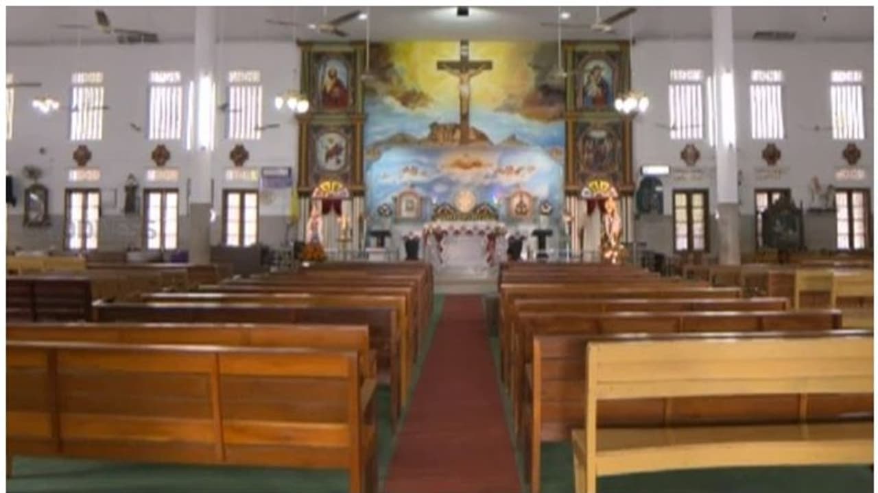 കൊവിഡ് 19: കളക്ടറുടെ നിർദ്ദേശം കാറ്റിൽ പറത്തി 'കുർബാന'; രണ്ട് വൈദികർക്കെതിരെ കേസ്