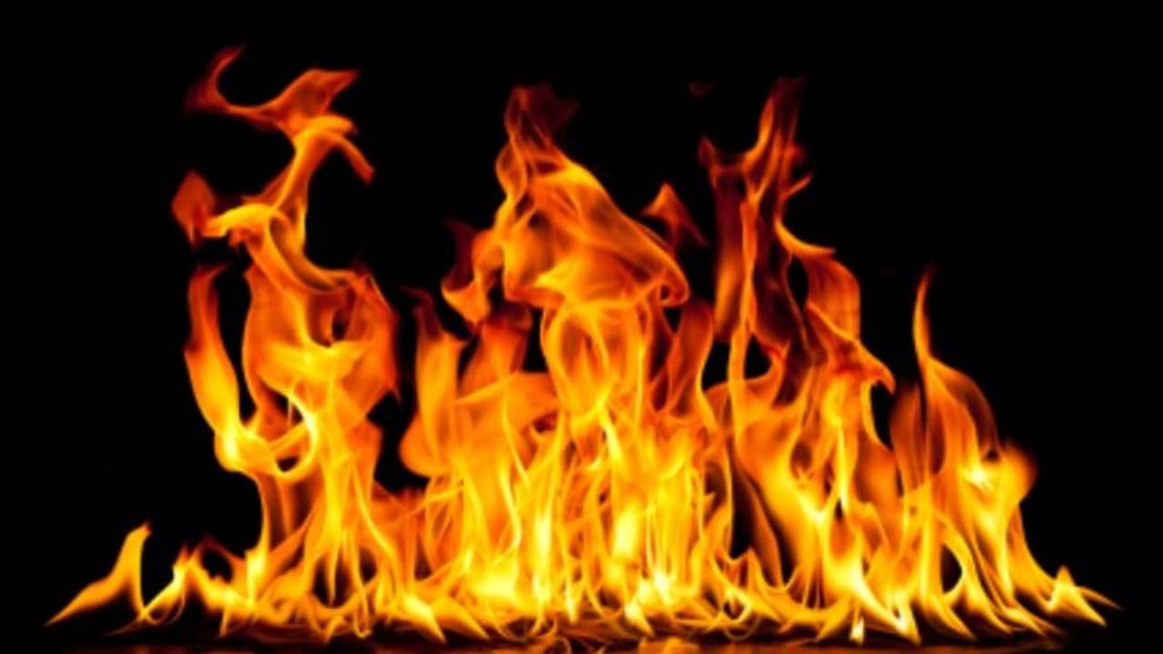 ಕಾರಿಗೆ ಆಕಸ್ಮಿಕ ಬೆಂಕಿ: ಗಂಡನ ಎದುರೇ ಸುಟ್ಟು ಕರಕಲಾದ ಹೆಂಡತಿ ಕಾರಿಗೆ ಆಕಸ್ಮಿಕ ಬೆಂಕಿ: ಗಂಡನ ಎದುರೇ ಸುಟ್ಟು ಕರಕಲಾದ ಹೆಂಡತಿ