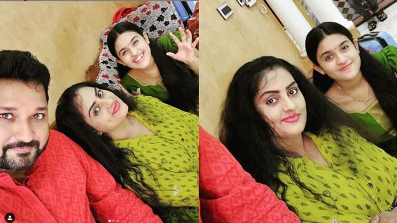 'ആഹാ ഫോട്ടോയിലെത്ര സന്തുഷ്ട കുടുംബം'; 'വാനമ്പാടി'യിലെ കുടുംബഫോട്ടോയ്ക്ക് ആരാധകന്റെ കമന്റ്