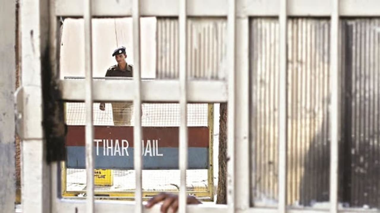 പീഡനത്തിനിരയായ പെണ്‍കുട്ടിക്ക് കൊവിഡ്; പ്രതിയെ പ്രവേശിപ്പിച്ച തിഹാര്‍ ജയില്‍ രോഗഭീതിയില്‍