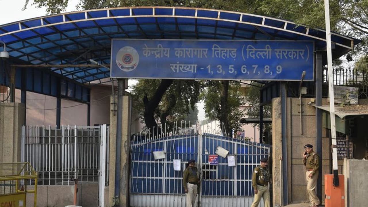 రూ.5కోట్లు కావాలి... జైలు నుంచే వ్యాపారికి గ్యాంగ్ స్టర్ వేధింపులు రూ.5కోట్లు కావాలి... జైలు నుంచే వ్యాపారికి గ్యాంగ్ స్టర్ వేధింపులు