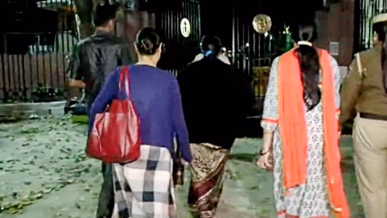 നിര്‍ഭയം ആശാദേവി, അര്‍ദ്ധരാത്രിയും കോടതിയിൽ: ജയിലിൽ എത്താതെ മടങ്ങി