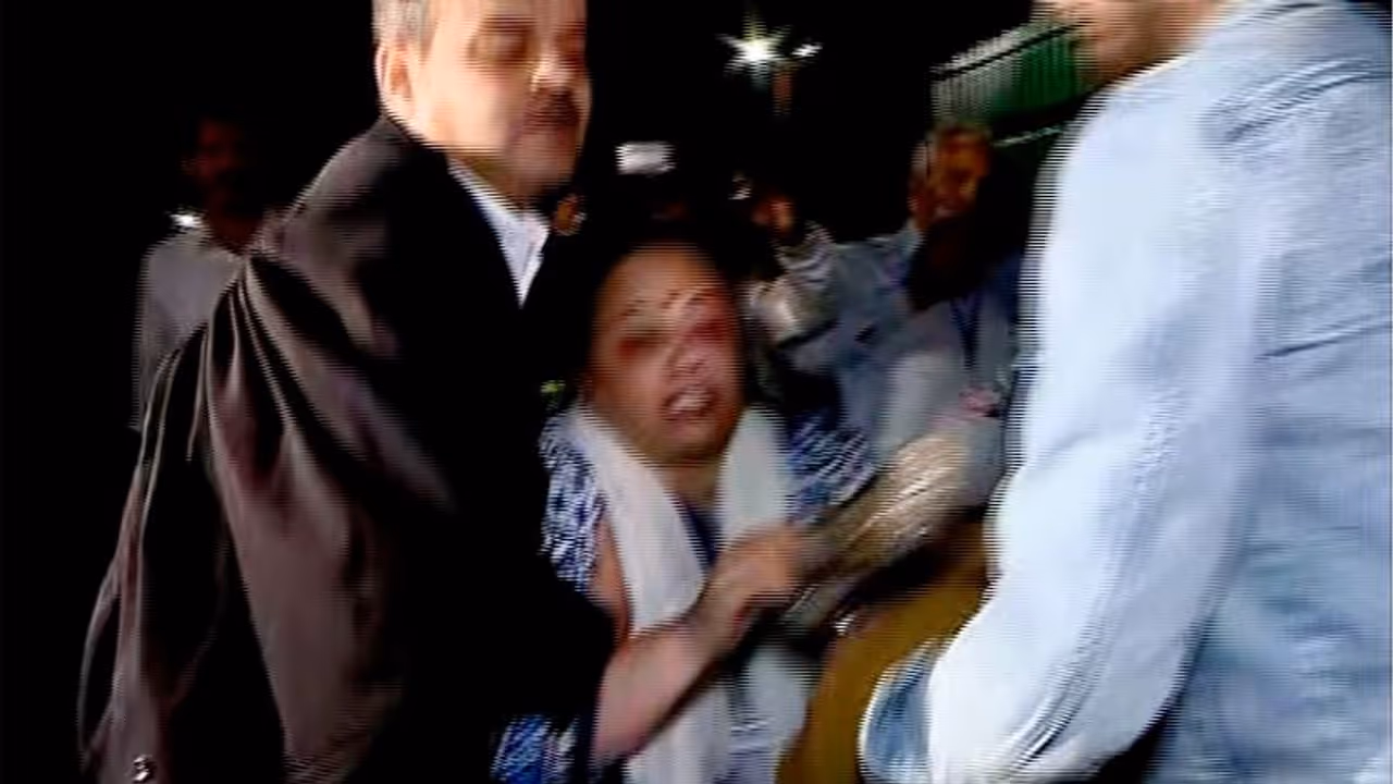 നിര്ഭയ കുറ്റവാളികളുടെ അഭിഭാഷകനെ ചെരുപ്പൂരി അടിക്കാന് ശ്രമം നിര്ഭയ കുറ്റവാളികളുടെ അഭിഭാഷകനെ ചെരുപ്പൂരി അടിക്കാന് ശ്രമം