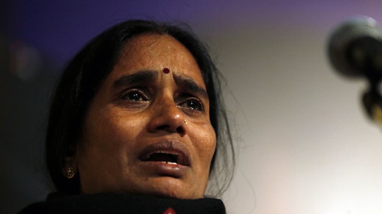 దోషులకు ఉరి... నా కూతురి ఆత్మకు శాంతి :నిర్భయ తల్లి దోషులకు ఉరి... నా కూతురి ఆత్మకు శాంతి :నిర్భయ తల్లి