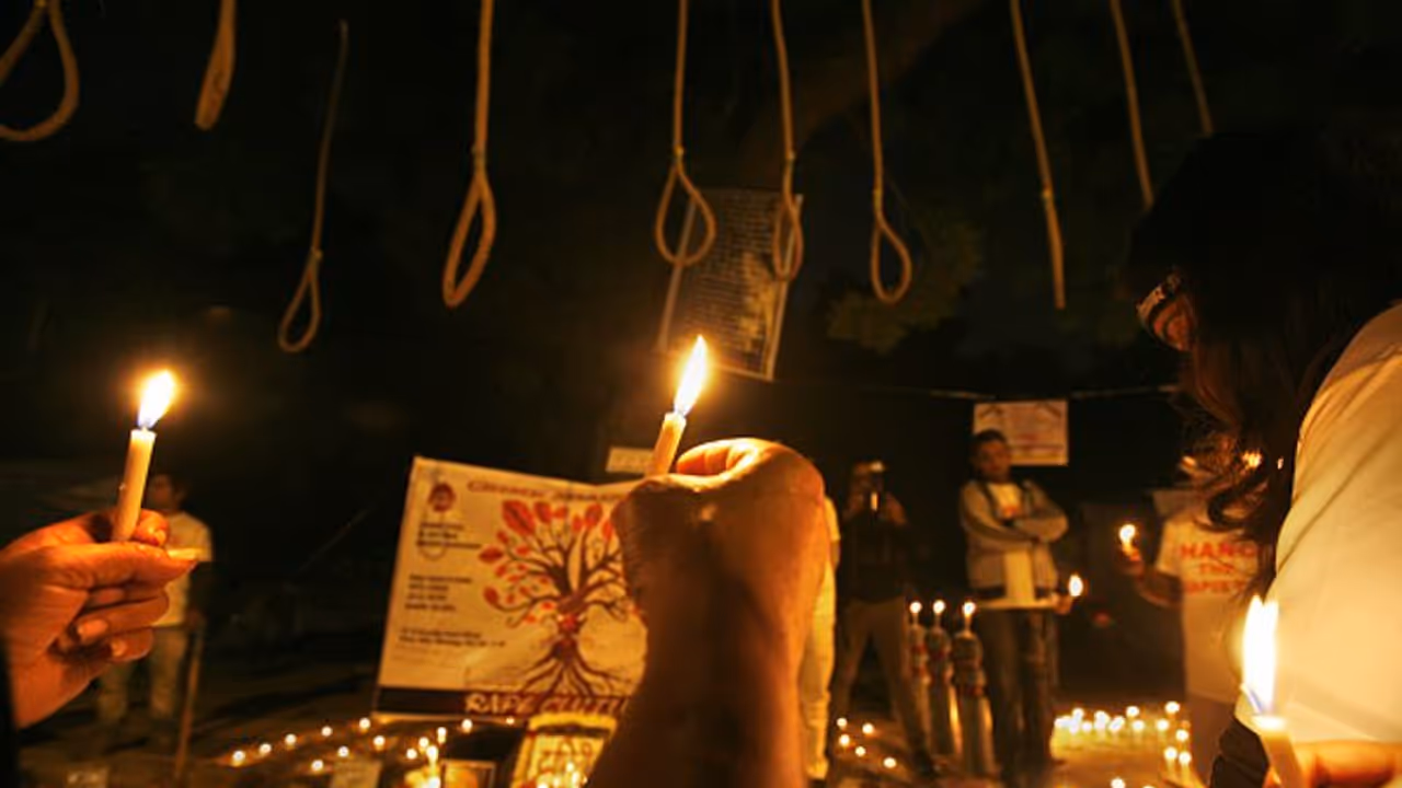 ফাঁসির আগের রাতে কেঁদে ভাসাল চার নরপিশাচ, শোনানো হল গীতা