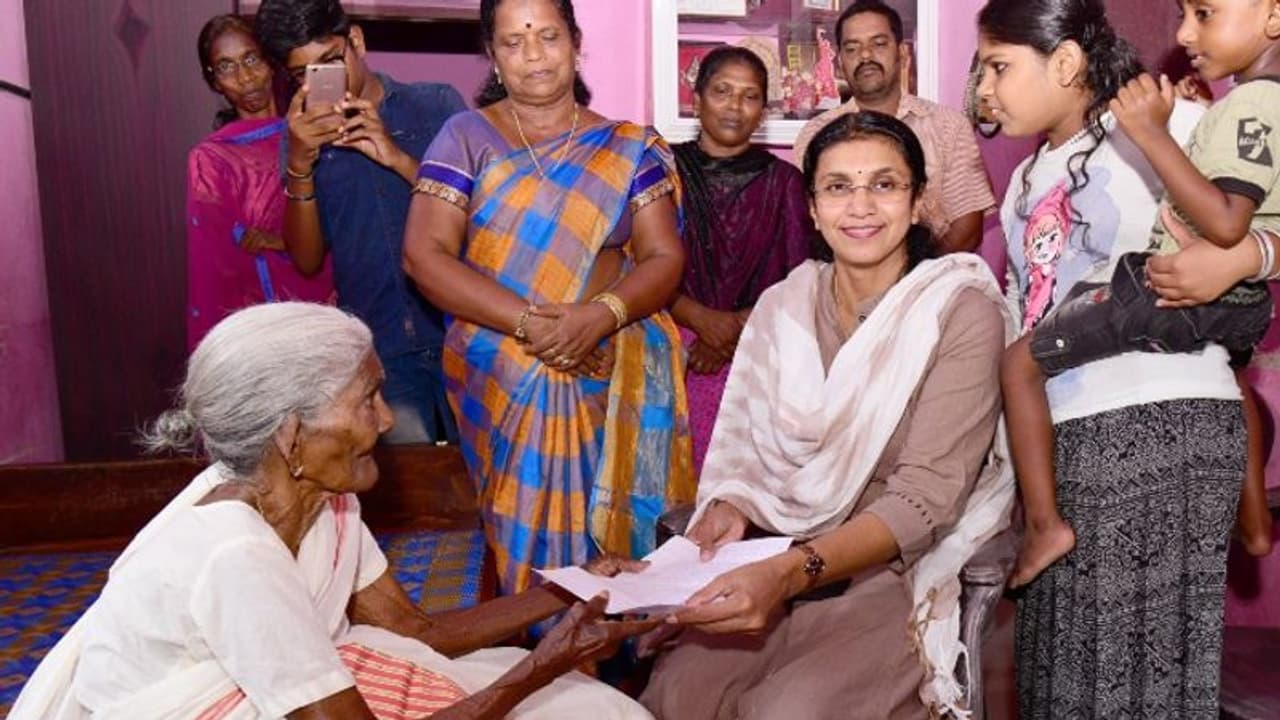 കൊവിഡ് 19: നിരീക്ഷണത്തിലുള്ളവർക്ക് സാന്ത്വനമേകി അക്ഷര മുത്തശ്ശി കാർത്ത്യായനി അമ്മയുടെ കത്ത് കൊവിഡ് 19: നിരീക്ഷണത്തിലുള്ളവർക്ക് സാന്ത്വനമേകി അക്ഷര മുത്തശ്ശി കാർത്ത്യായനി അമ്മയുടെ കത്ത്