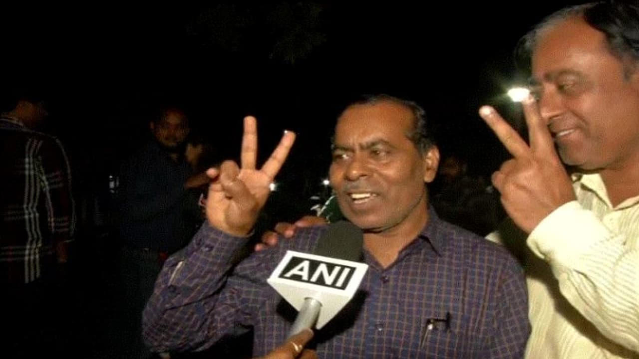 এতদিনে ন্যায়বিচার পেল মেয়ে, জেল কর্তৃপক্ষ এসে খবর জানাতেই হাসি ফুটল বাবার মুখে এতদিনে ন্যায়বিচার পেল মেয়ে, জেল কর্তৃপক্ষ এসে খবর জানাতেই হাসি ফুটল বাবার মুখে