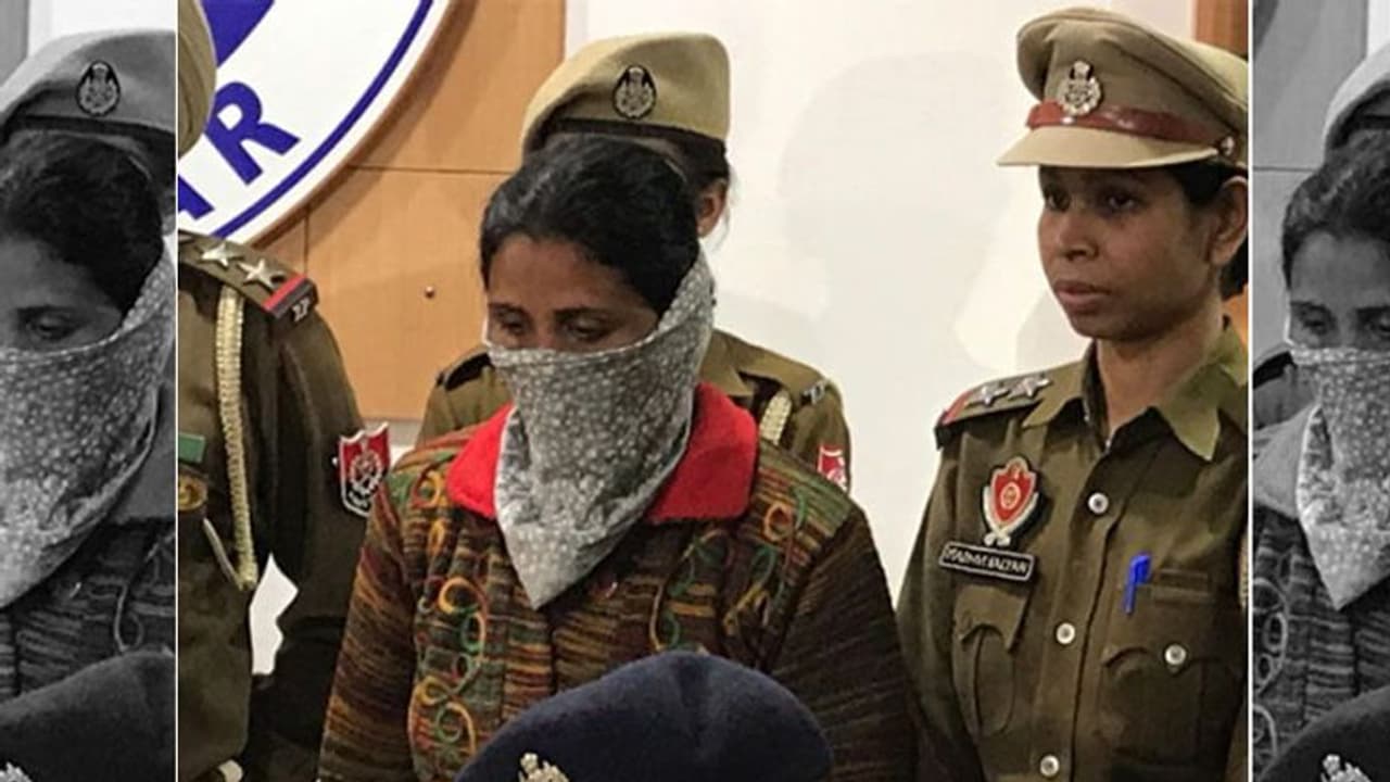 पति की सिर कटी लाश देखकर दहाड़े मारकर रोने लगी पत्नी..कुछ समय बाद प्रेमी के संग थी पति की सिर कटी लाश देखकर दहाड़े मारकर रोने लगी पत्नी..कुछ समय बाद प्रेमी के संग थी