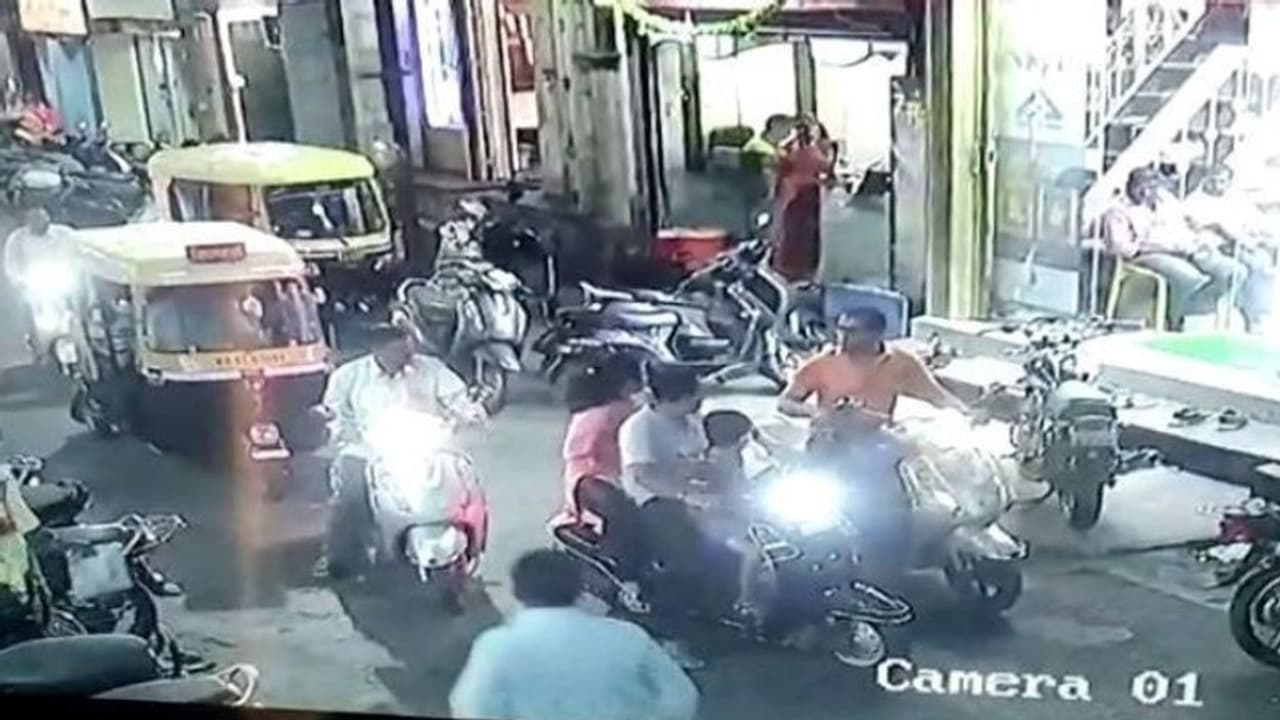 കൊവിഡ് ഭീതി; മുഖം മറയ്ക്കാതെ പൊതുവിടത്തിൽ തുമ്മിയ യുവാവിന് ക്രൂരമർദ്ദനം കൊവിഡ് ഭീതി; മുഖം മറയ്ക്കാതെ പൊതുവിടത്തിൽ തുമ്മിയ യുവാവിന് ക്രൂരമർദ്ദനം