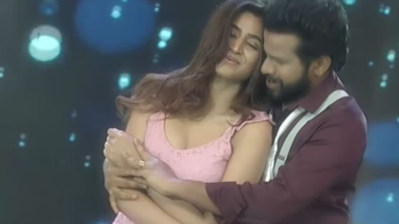 హైపర్ ఆదికి షాక్.. గర్ల్ ఫ్రెండ్ తరహాలో రొమాన్స్, తప్పుకోనున్న యంగ్ యాంకర్!