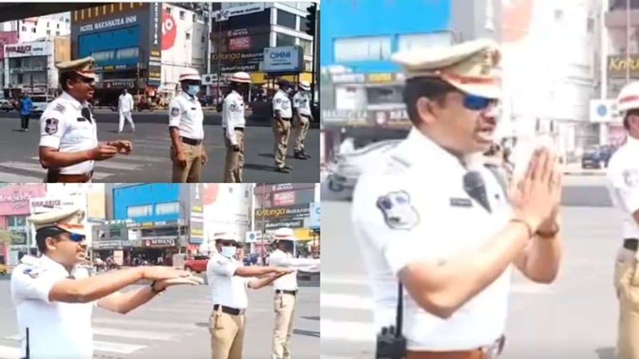 നടുറോഡില് ബോധവത്ക്കരണ ക്ലാസുമായി ട്രാഫിക് പൊലീസ്; വീഡിയോ വൈറൽ നടുറോഡില് ബോധവത്ക്കരണ ക്ലാസുമായി ട്രാഫിക് പൊലീസ്; വീഡിയോ വൈറൽ