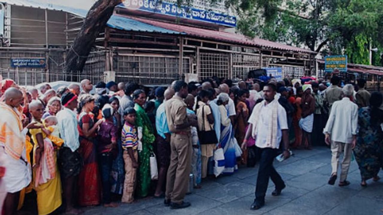తిరుమలలో భారీగా పెరిగిన భక్తుల రద్దీ.. శ్రీవారి దర్శనానికి 25 గంటల సమయం