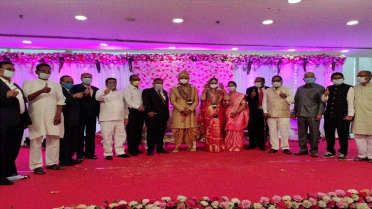 করোনা আতঙ্কের মাঝে মাস্ক পরে বিয়ের পিঁড়িতে বর কনে, রিটার্ন গিফটে দিলেন স্যানিটাইজার