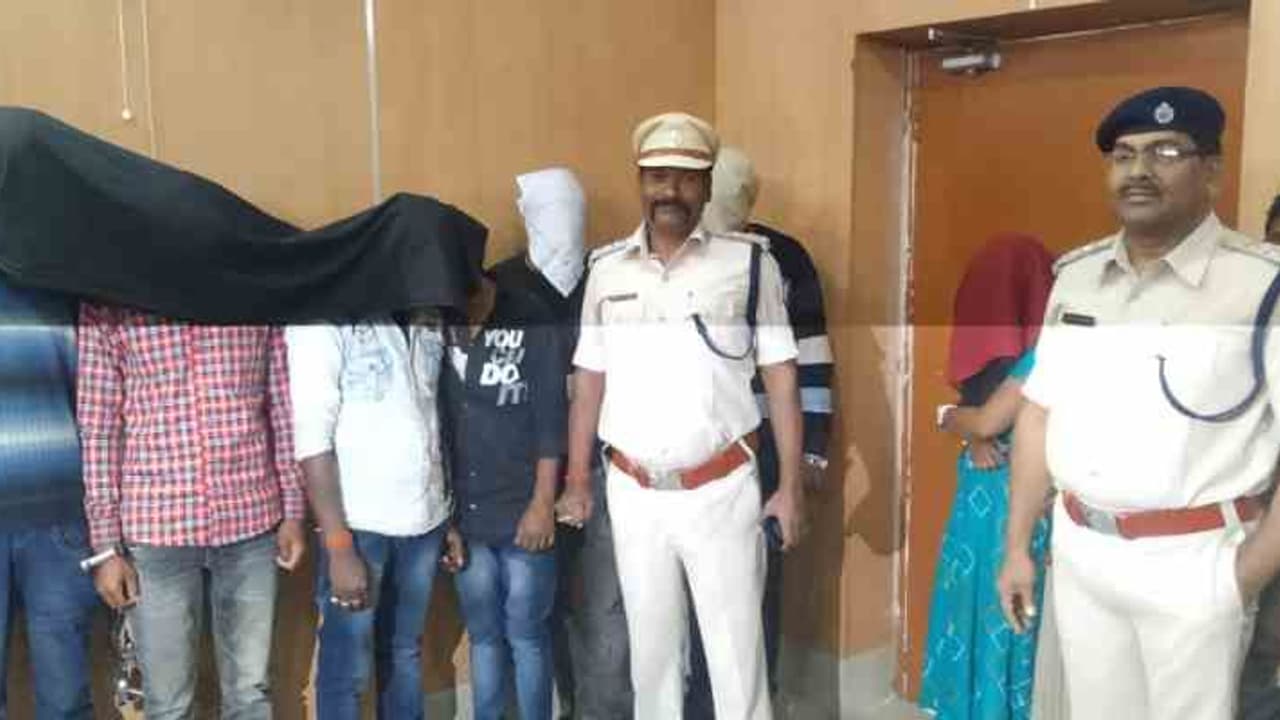 महिला के जरिए लग्जरी वाहन से हो रही थी शराब की तस्करी, हथियार व शराब के साथ 7 गिरफ्तार महिला के जरिए लग्जरी वाहन से हो रही थी शराब की तस्करी, हथियार व शराब के साथ 7 गिरफ्तार