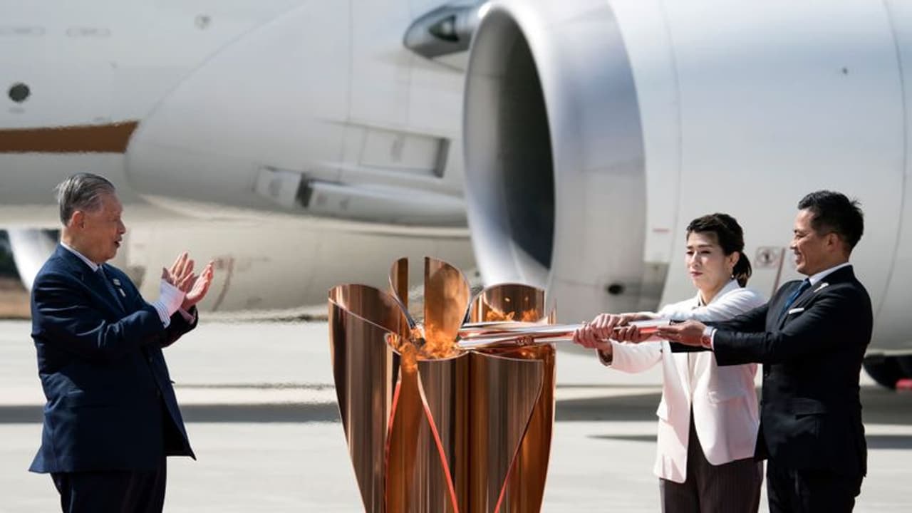 জাপানে পৌছল অলিম্পিক মশাল, করোনা আতঙ্কে প্রশ্নে টোকিও ২০২০ এর ভবিষ্যৎ