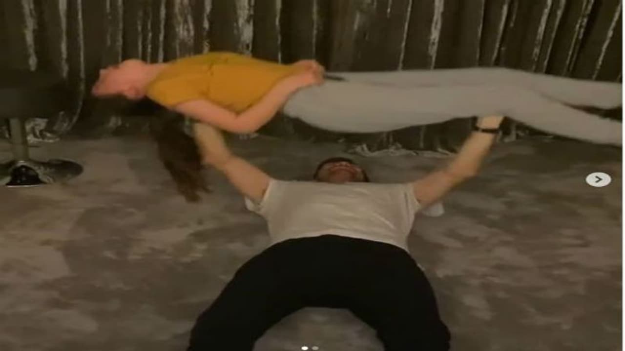 কোয়ারেন্টাইনে থেকে অভিনব পদ্ধতিতে শরীর চর্চা ইংল্যান্ড পেস বোলারের, দেখুন কীর্তি কোয়ারেন্টাইনে থেকে অভিনব পদ্ধতিতে শরীর চর্চা ইংল্যান্ড পেস বোলারের, দেখুন কীর্তি