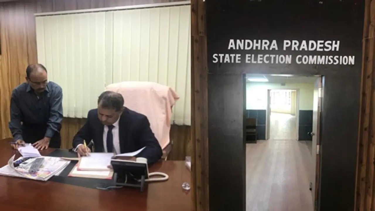 రమేష్ కుమార్ కు ఉద్వాసన: జగన్ ప్రభుత్వం కౌంటర్ ఇదీ... రమేష్ కుమార్ కు ఉద్వాసన: జగన్ ప్రభుత్వం కౌంటర్ ఇదీ...