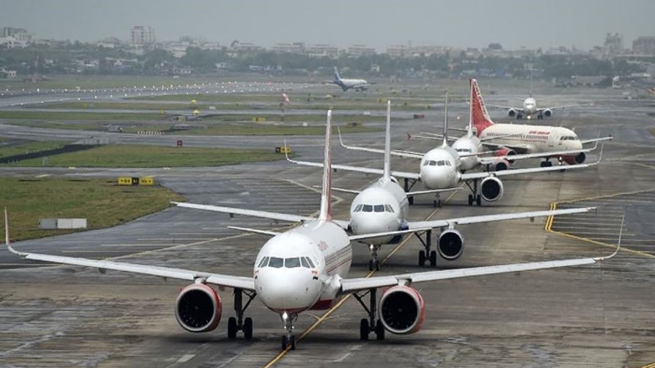 కరోనా ఎఫెక్ట్: భారత విమాన రంగంలో... 20 లక్షల ఉద్యోగాలు గోవిందా..గోవిందా.. కరోనా ఎఫెక్ట్: భారత విమాన రంగంలో... 20 లక్షల ఉద్యోగాలు గోవిందా..గోవిందా..